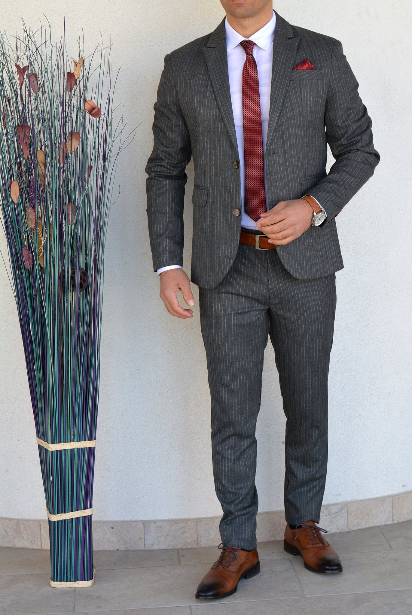 Costum barbat, gri cu dungulite albe (sacou si pantalon).