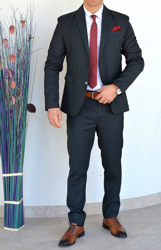 Costum barbat, gri inchis cu dungulite albe (sacou si pantalon).