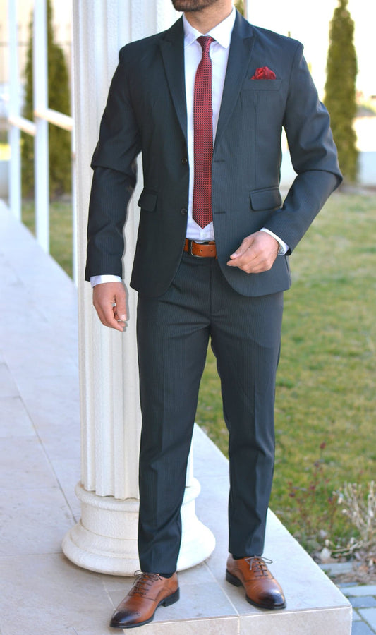 Costum barbat, gri inchis cu dungulite albe (sacou si pantalon).