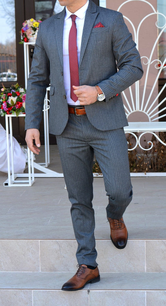 Costum barbat, gri cu dungulite albe (sacou si pantalon).