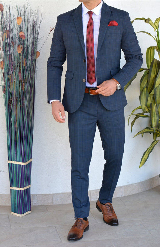 Costum barbat, bleumarin in carouri gri (sacou si pantalon).