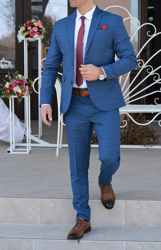 Costum barbat, albastru deschis in caro bleu (sacou si pantalon).