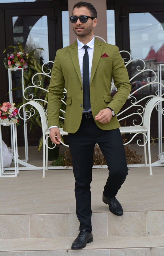 Costum barbat, sacou vernil si pantalon negru.