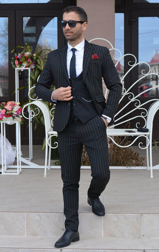 Costum barbat, negru cu dungulite verzi-galbui (sacou si pantalon).