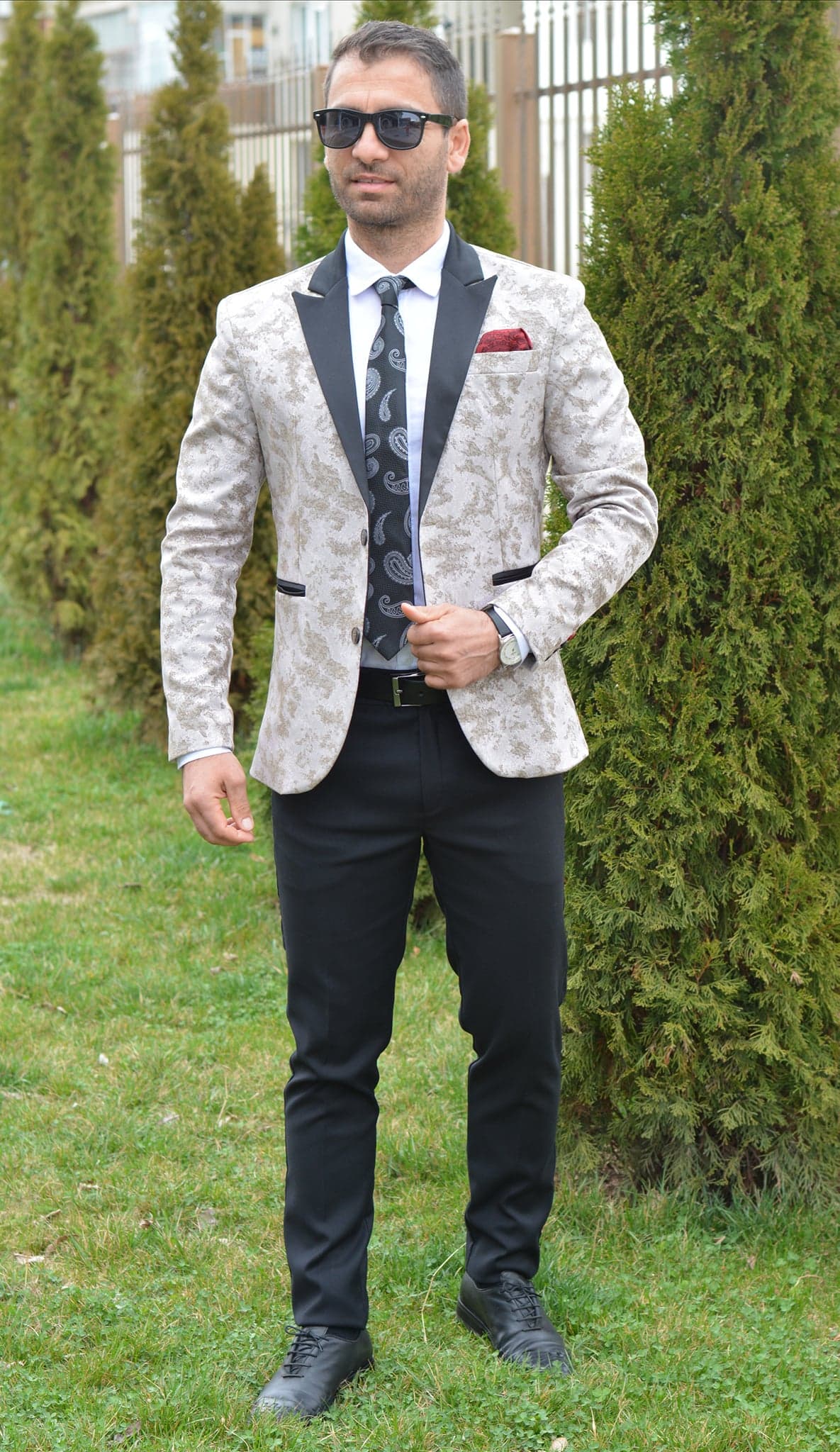 Costum barbat, ceremonie, sacou grej melanj si pantalon negru (sacou si pantalon).