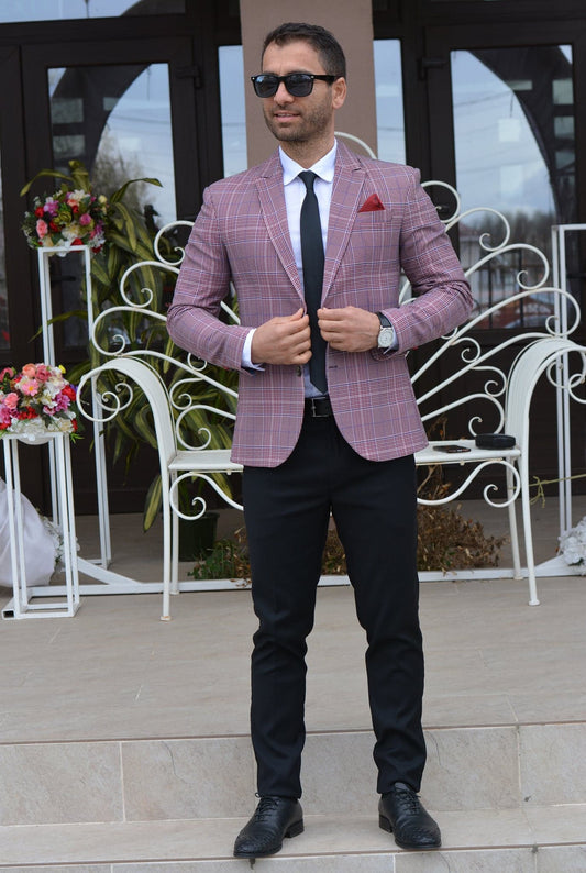 Costum barbat, sacou roz in caro alb si pantalon negru.