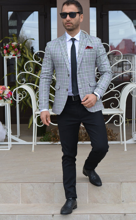 Costum barbat, sacou gri in caro negru si pantalon negru.