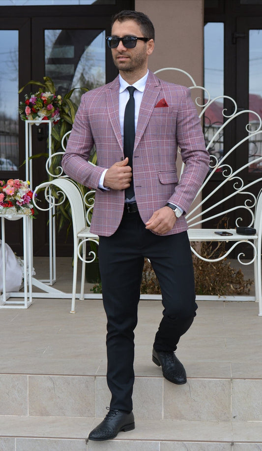 Costum barbat, sacou roz in caro alb si pantalon negru.