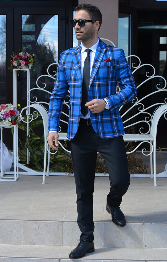 Costum barbat, sacou albastru electric in caro negru si alb si pantalon negru.