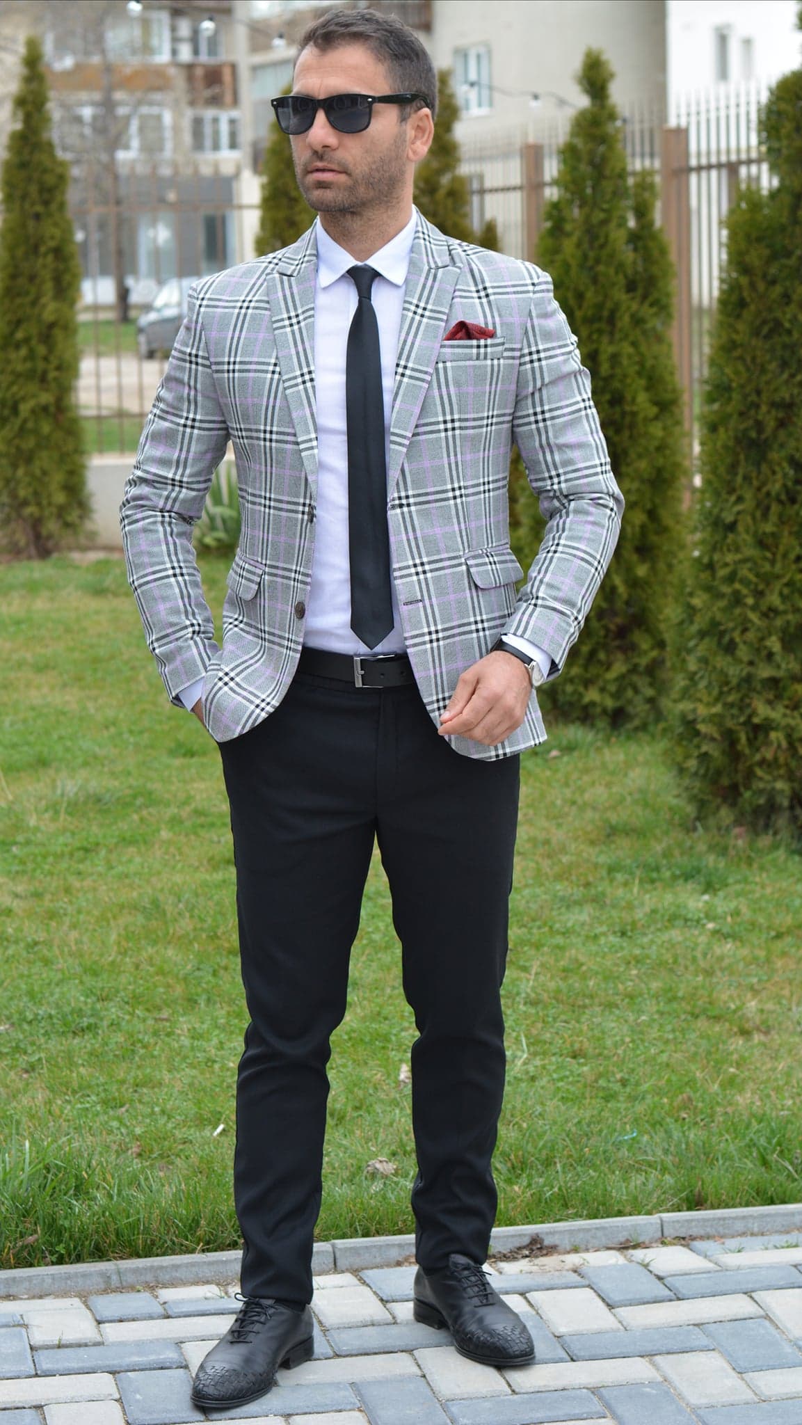 Costum barbat, sacou gri in caro negru si pantalon negru.