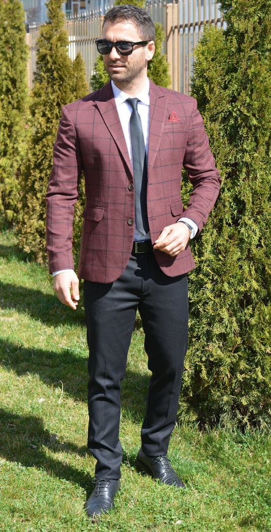 Costum barbat, sacou grena in caro negru si pantalon negru.