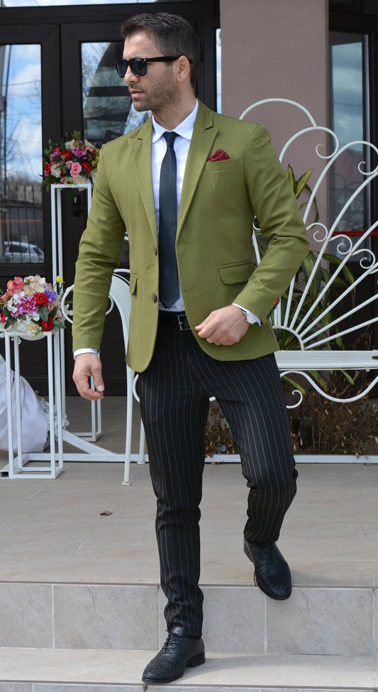 Costum barbat, sacou vernil si pantalon negru.