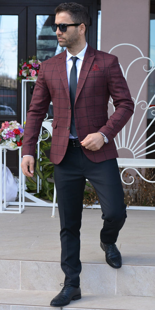 Costum barbat, sacou grena in caro negru si pantalon negru.