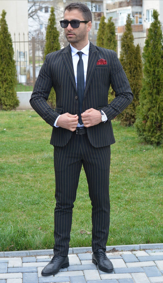 Costum barbat, negru cu dungulite verzi-galbui (sacou si pantalon).