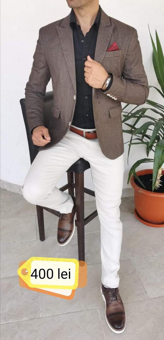 Costum barbat, sacou maro cu model bradut si pantalon crem deschis (sacou si pantalon).