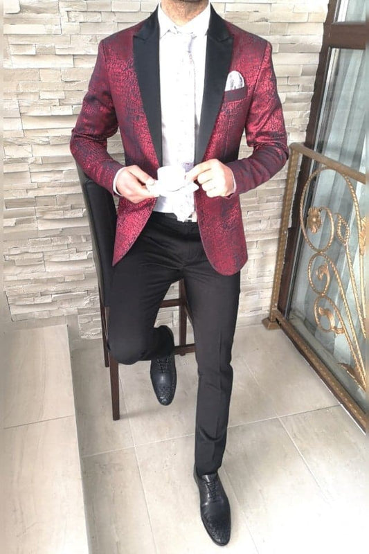 Costum barbat, ceremonie, rosu cu model si pantalon negru.