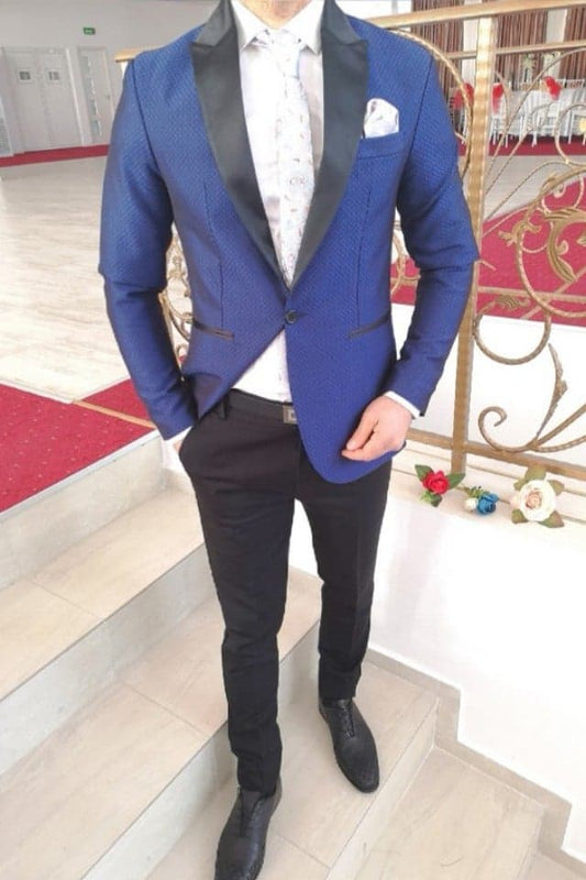 Costum barbat, sacou albastru electric cu model si pantalon negru.