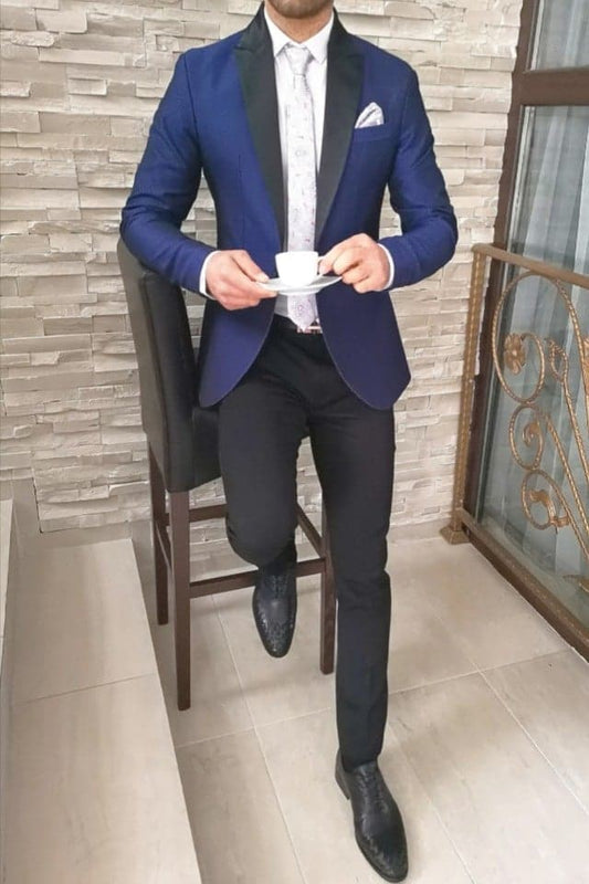 Costum barbat, sacou albastru electric cu model si pantalon negru.