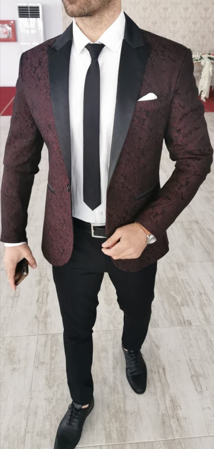 TINUTA CEREMONIE, SACOU BROCARD GRENA SI PANTALON NEGRU.
