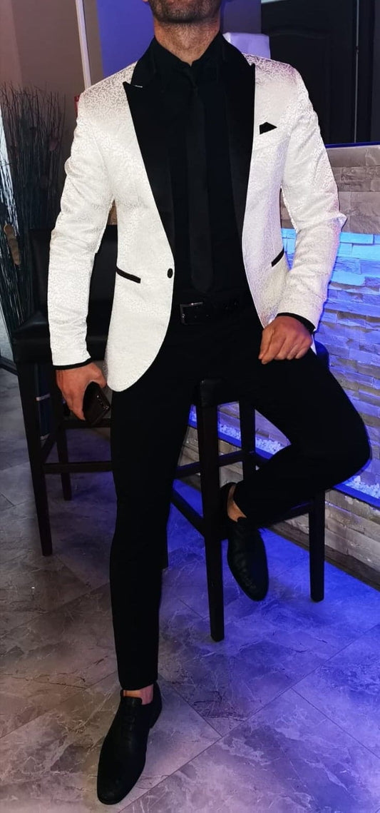 Costum barbat, ceremonie, sacou brocard alb si pantalon negru.