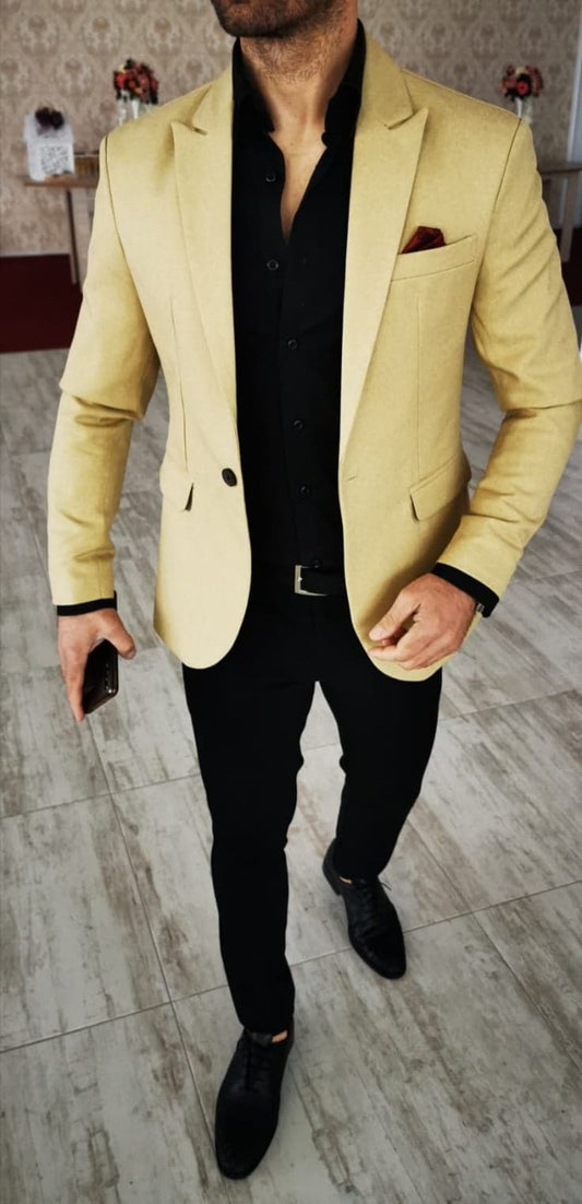 Costum barbat, sacou galben si pantalon negru.