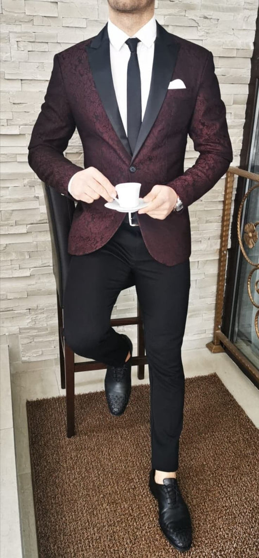 Costum barbat, ceremonie, sacou grena brocard si pantalon negru.