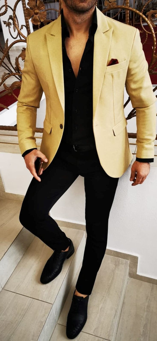Costum barbat, sacou galben si pantalon negru.