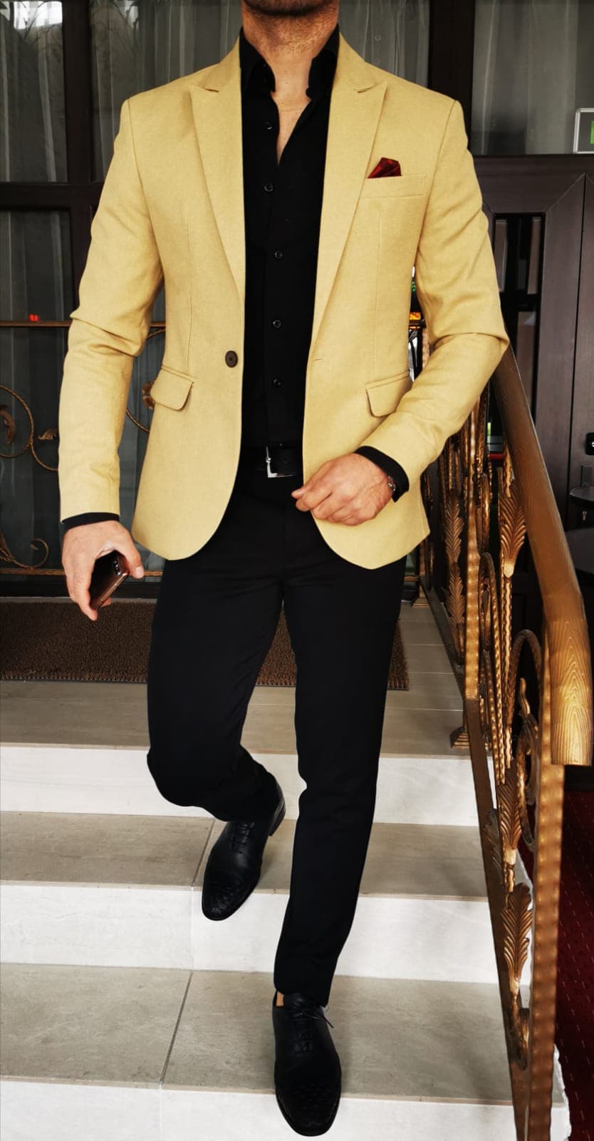 Costum barbat, sacou galben si pantalon negru.