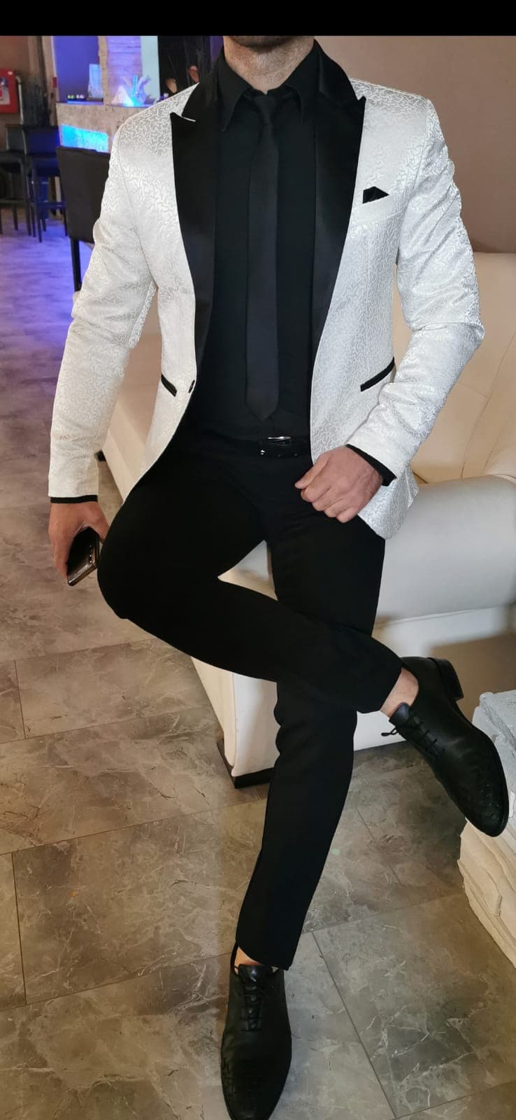 Costum barbat, ceremonie, sacou brocard alb si pantalon negru.