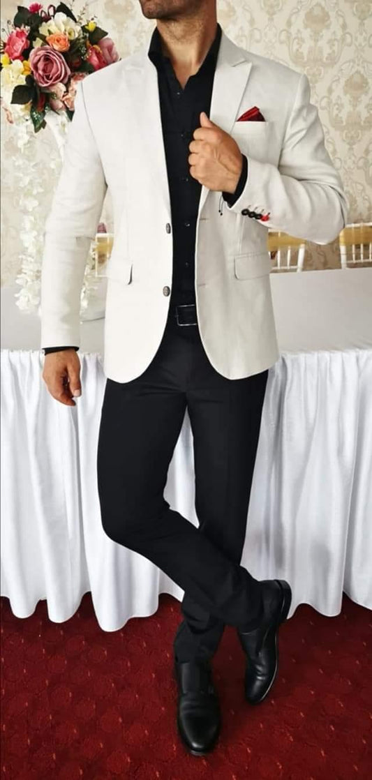 Costum barbat, sacou in natur si pantalon negru.