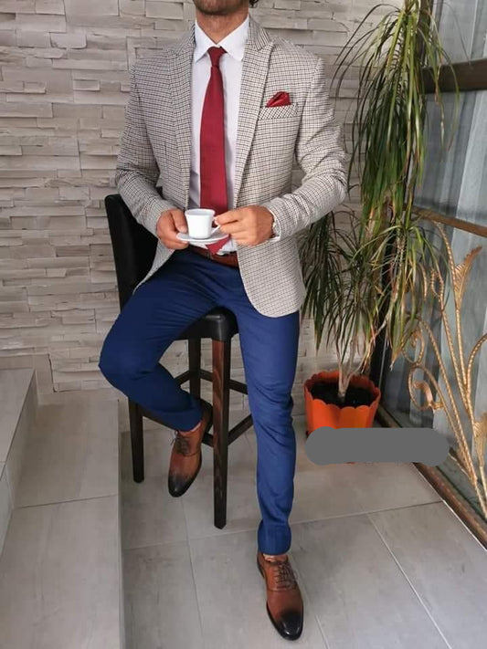 Costum barbat, sacou bej pipit cu albastru si pantalon albastru.