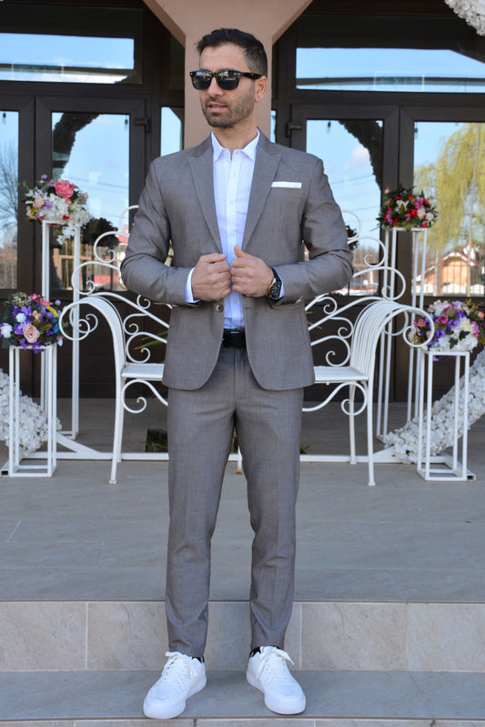 Costum barbat, grej dungulite albe (sacou si pantalon).