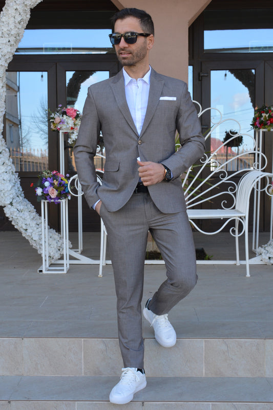 Costum barbat, grej dungulite albe (sacou si pantalon).