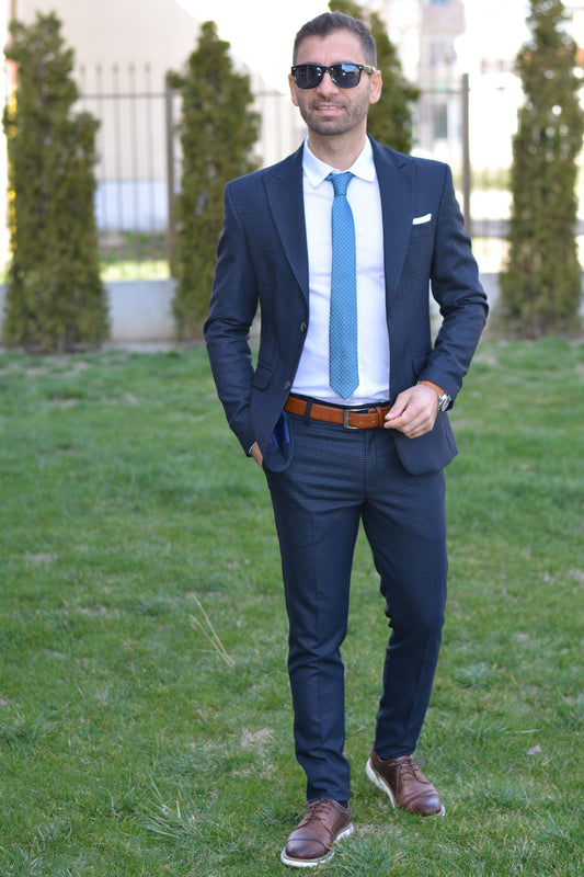 Costum barbat, bleumarin cu patratele bleu (sacou si pantalon).