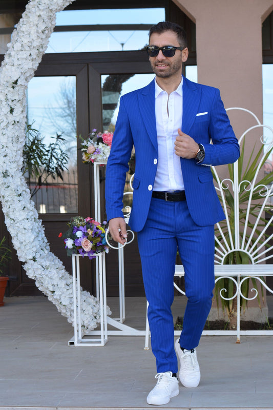 Costum barbat, albastru electric cu dungulite albe (sacou si pantalon).
