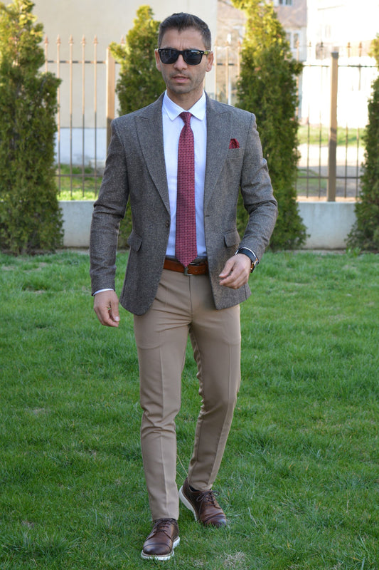 Costum barbat, sacou maro pipit cu bej, pantalon bej.