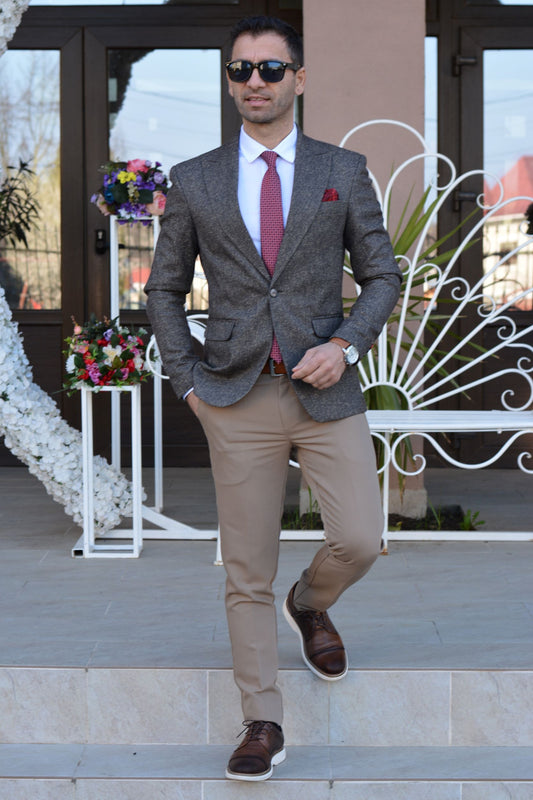 Costum barbat, sacou maro pipit cu bej, pantalon bej.