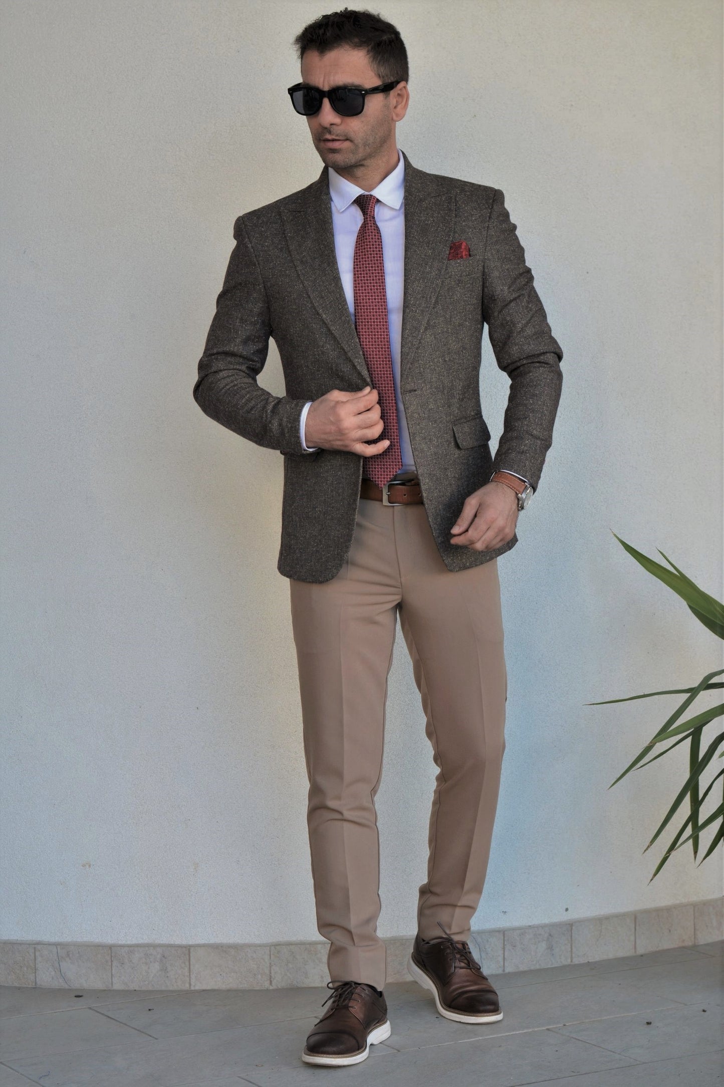 Costum barbat, sacou maro pipit cu bej, pantalon bej.