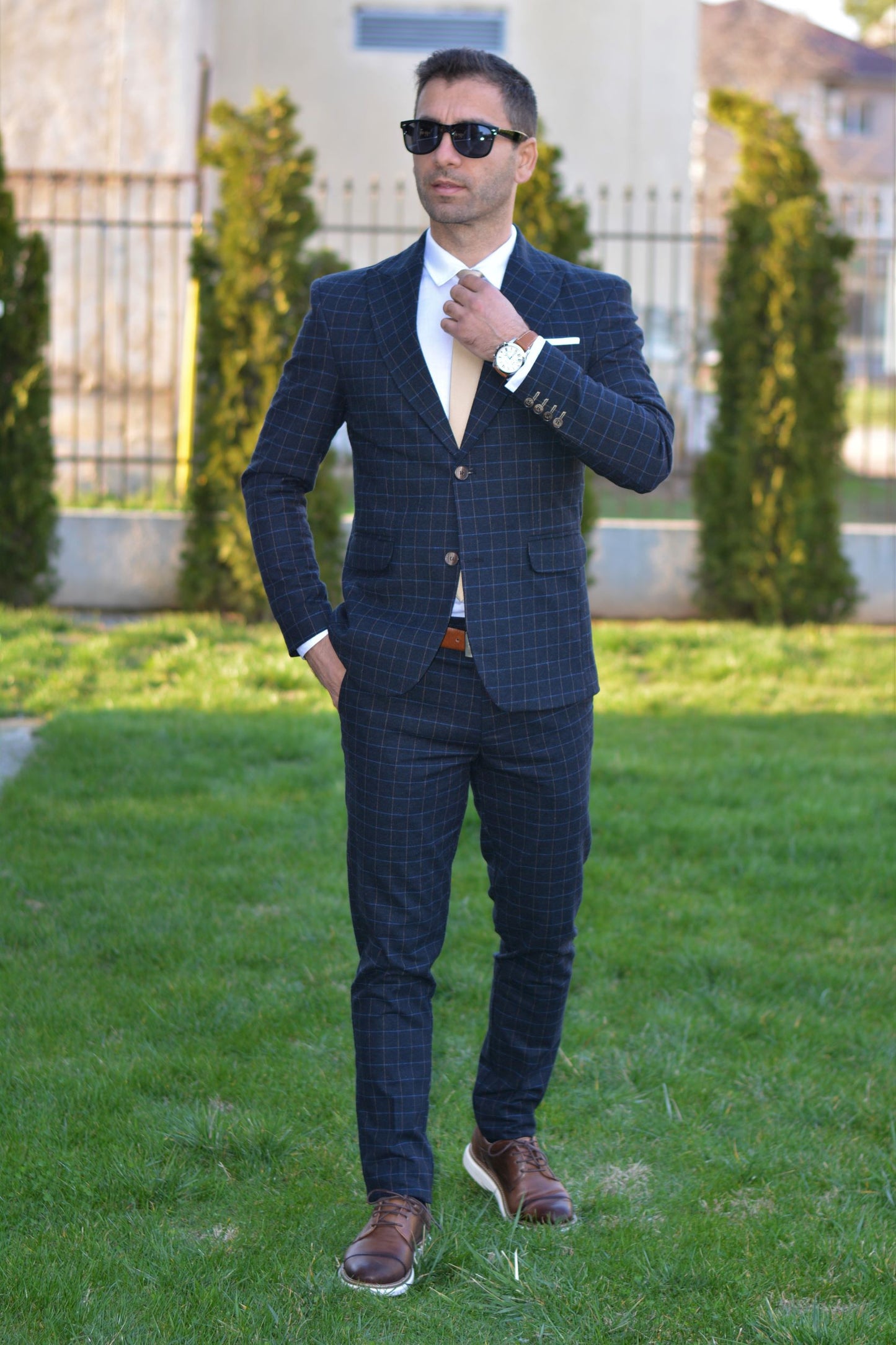 Costum barbat, negru in carouri bleu si bej (sacou si pantalon).