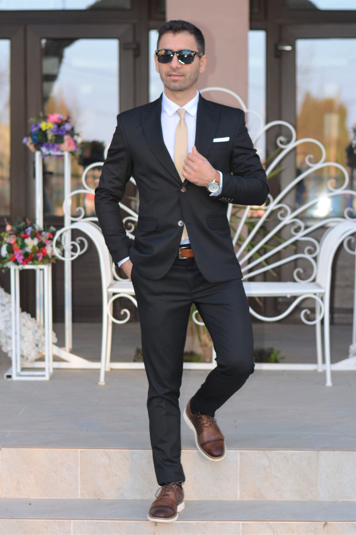 Costum barbat, negru cu dungulite maro (sacou si pantalon).