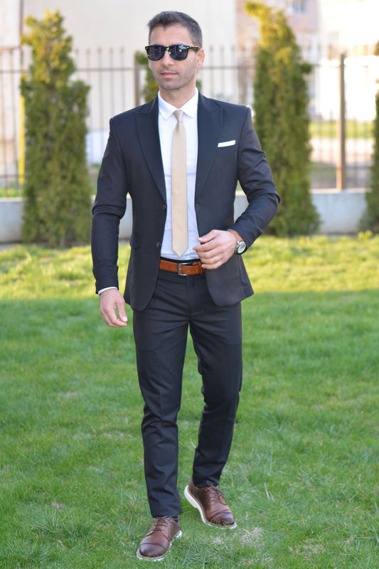 Costum barbat, negru cu dungulite maro (sacou si pantalon).