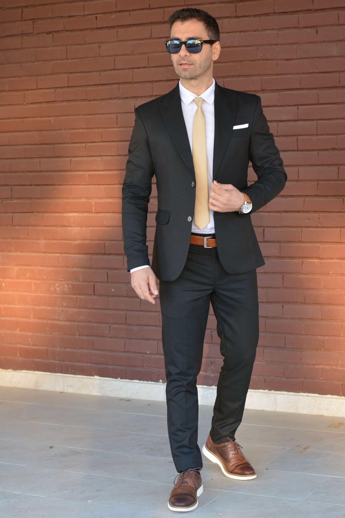 Costum barbat, negru cu dungulite maro (sacou si pantalon).