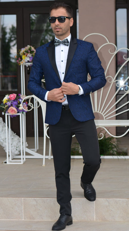 Costum barbat, ceremonie, sacou brocard albastru si pantalon negru.