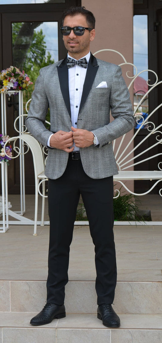 Costum barbat, ceremonie, sacou gri in caro cu fir sclipici si pantalon negru.