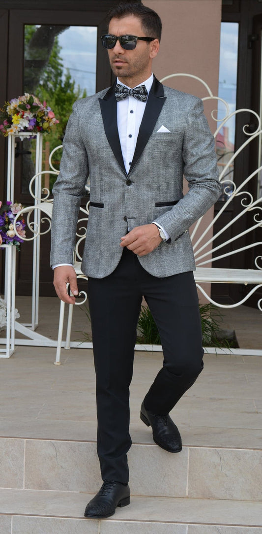 Costum barbat, ceremonie, sacou gri in caro cu fir sclipici si pantalon negru.