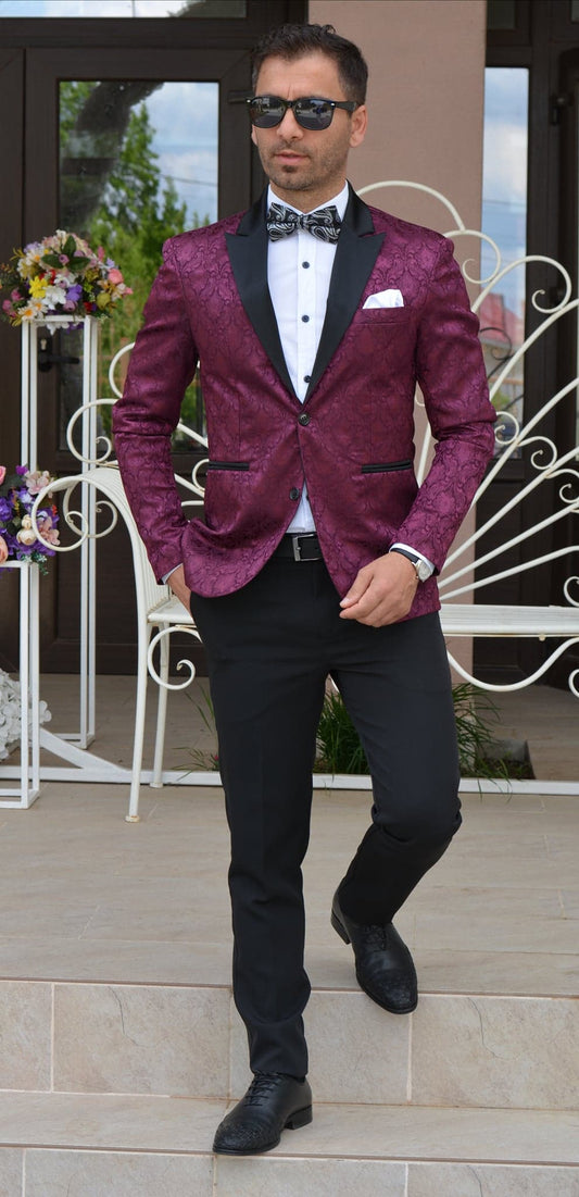 Costum barbat, ceremonie, sacou brocard mov si pantalon negru.