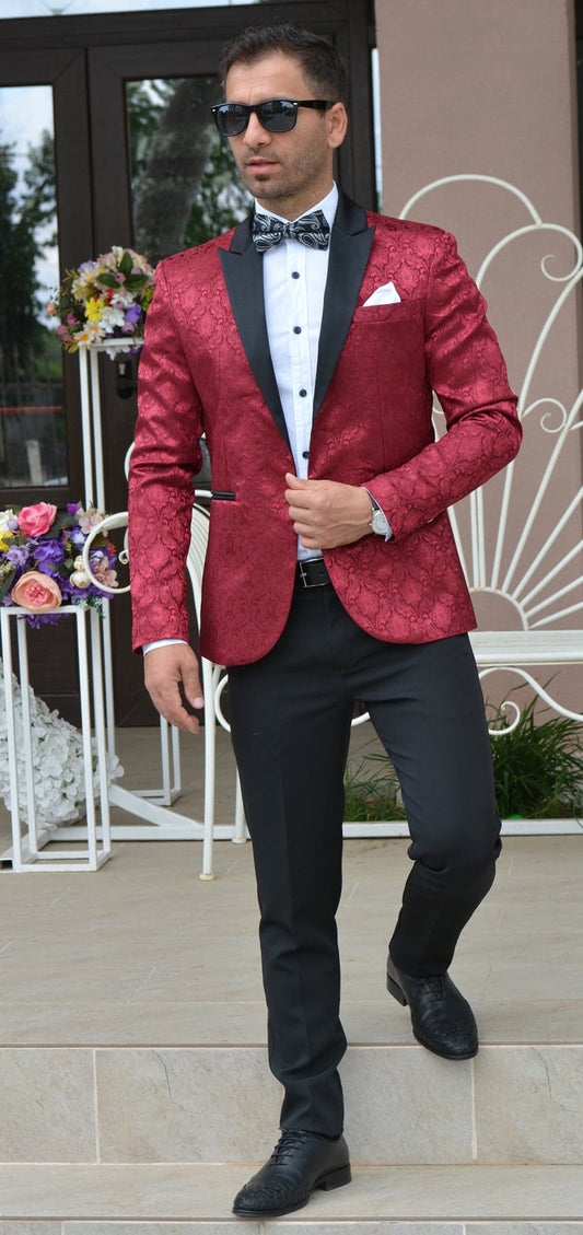 Costum barbat, ceremonie, sacou brocard rosu cu model si pantalon negru.