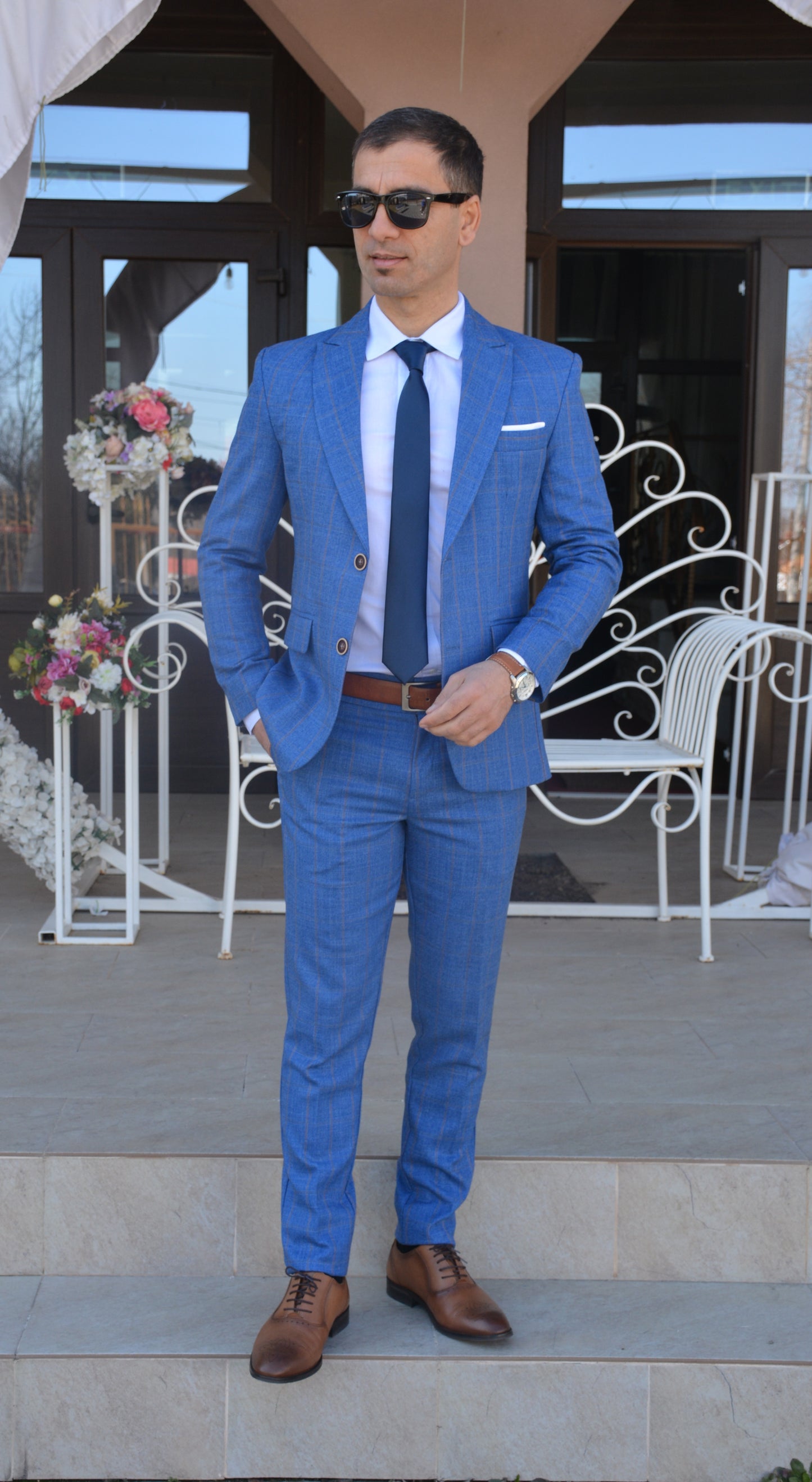 Costum barbat, albastru deschis in carouri bej (sacou si pantalon).