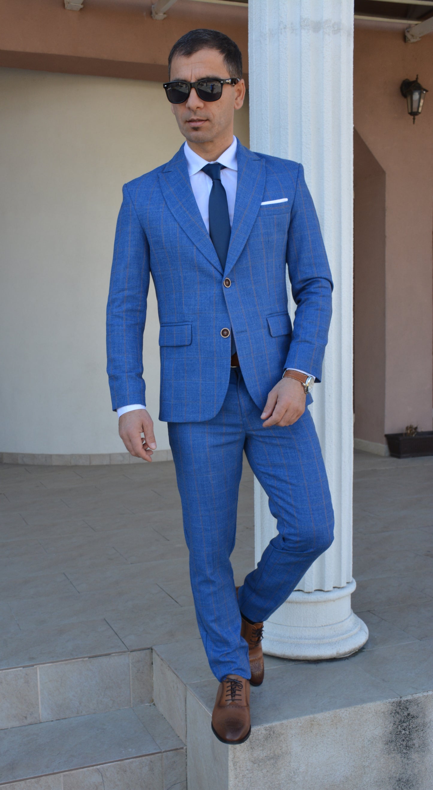 Costum barbat, albastru deschis in carouri bej (sacou si pantalon).