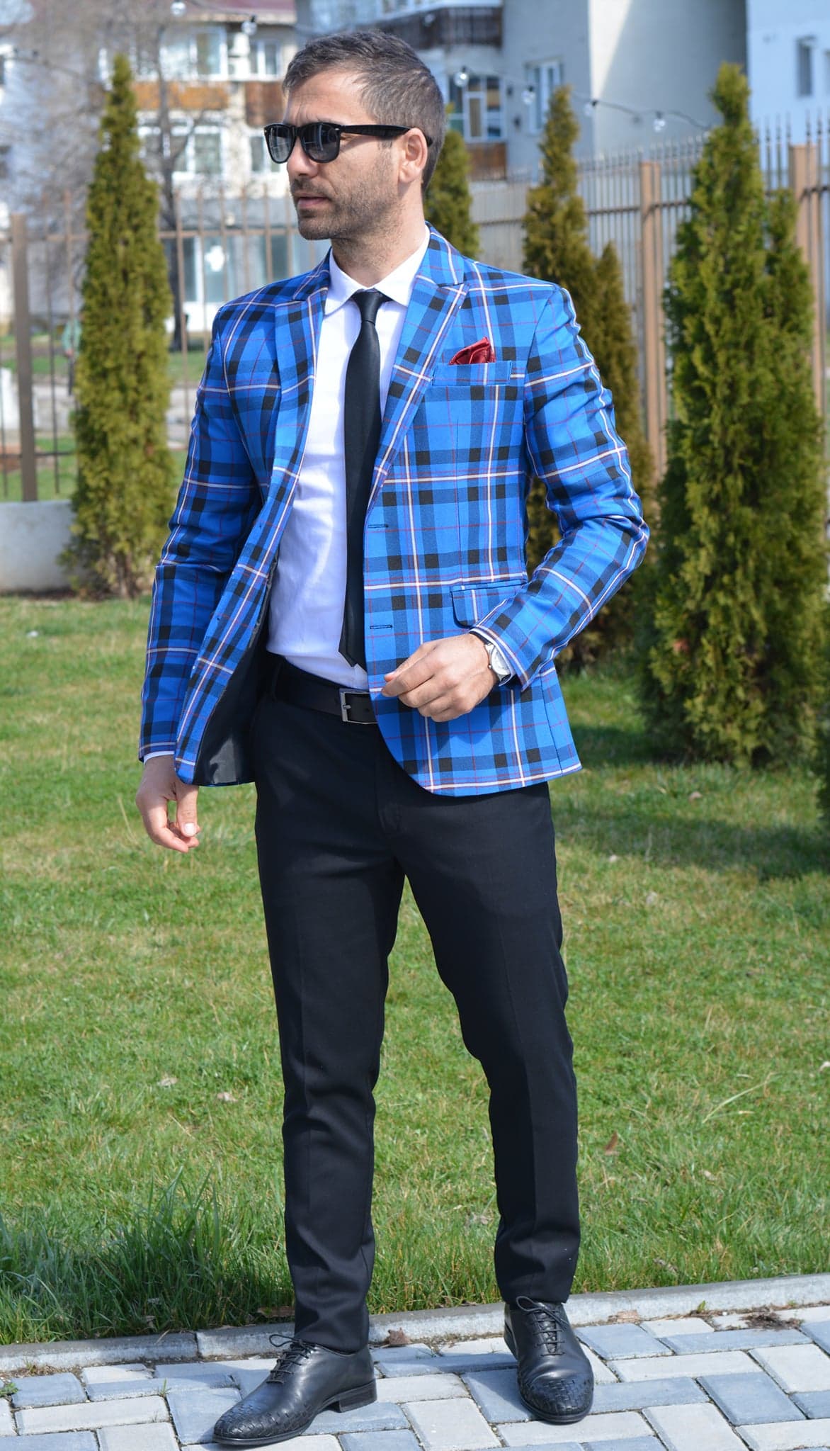 Costum barbat, sacou albastru electric in caro negru si alb si pantalon negru.